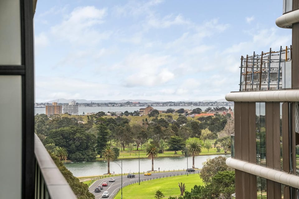Spacious City Fringe RetreatPool & Free Parking Apartment in Melbourne