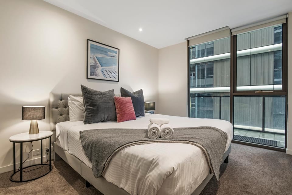 Spacious City Fringe RetreatPool & Free Parking Apartment in Melbourne