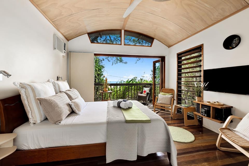 Bed, TV and multimedia, View (from property/room), Balcony/Terrace, Balcony/Terrace, Living room, Photo of the whole room, Seating area, Bedroom, Parking, heating, internet, towels, air conditioner