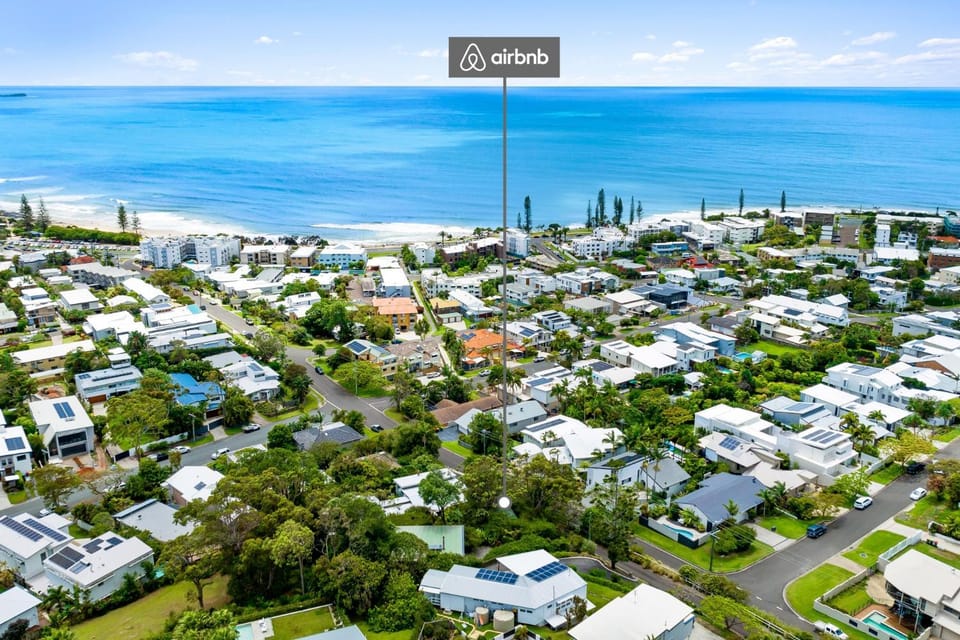 Property building, Nearby landmark, Neighbourhood, Natural landscape, Beach, Sea view, Street view, Location