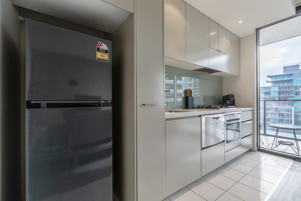 Elegant City Fringe Condo w Pool & FREE Parking Apartment in Melbourne
