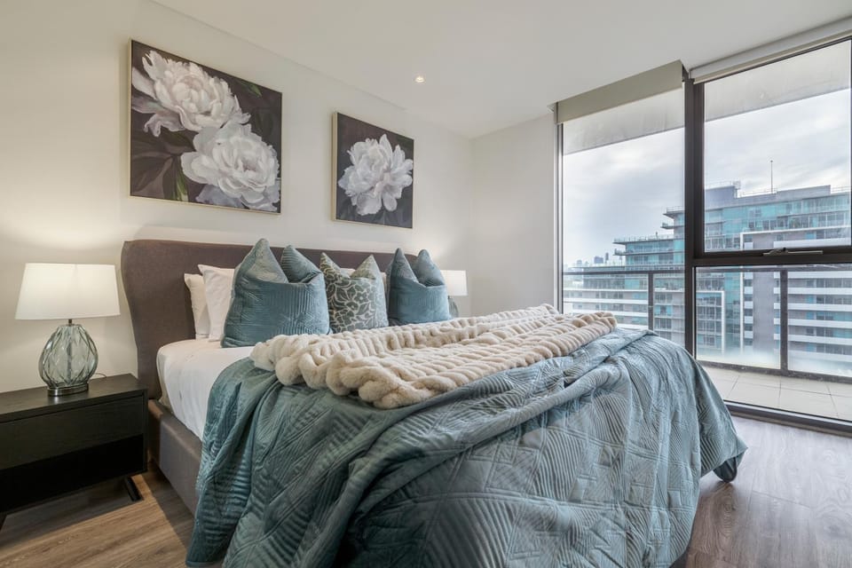 Elegant City Fringe Condo w Pool & FREE Parking Apartment in Melbourne