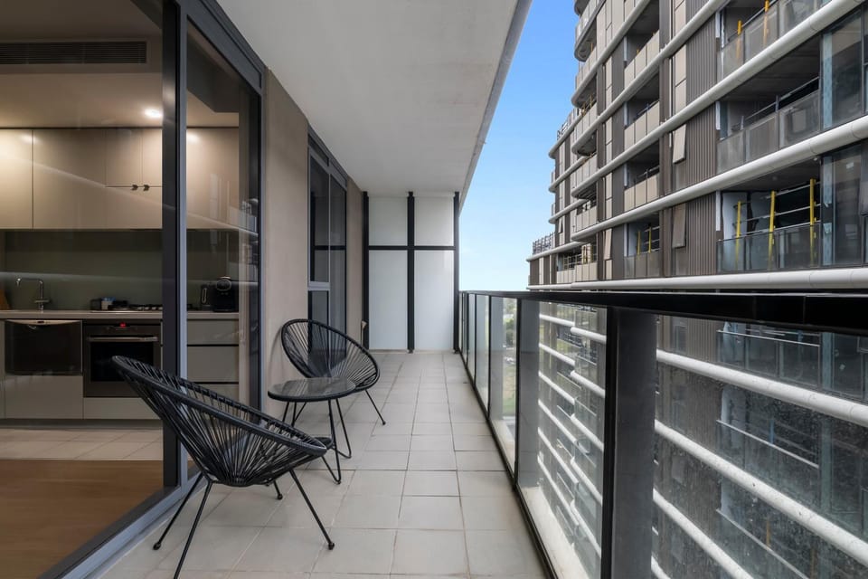 Elegant City Fringe Condo w Pool & FREE Parking Apartment in Melbourne