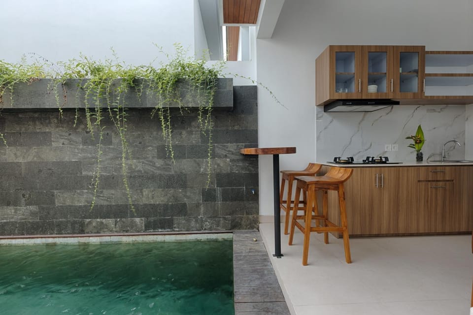 Kitchen or kitchenette, Pool view, Swimming pool