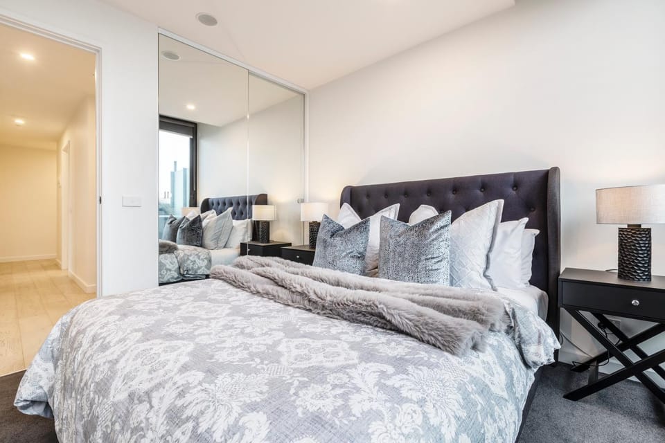 Little French Apartment With Wrap-Around Balcony Apartment in Southbank