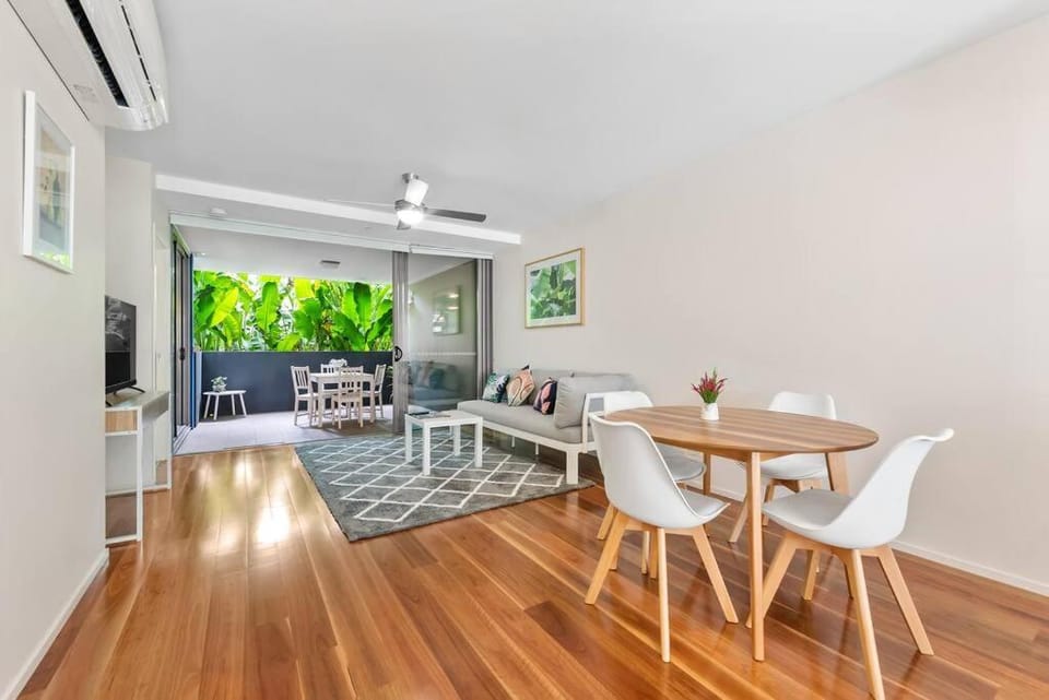 Tropical Resort ~ 2 Bed/2 Bath/1 Car ~ West End Apartment in Brisbane
