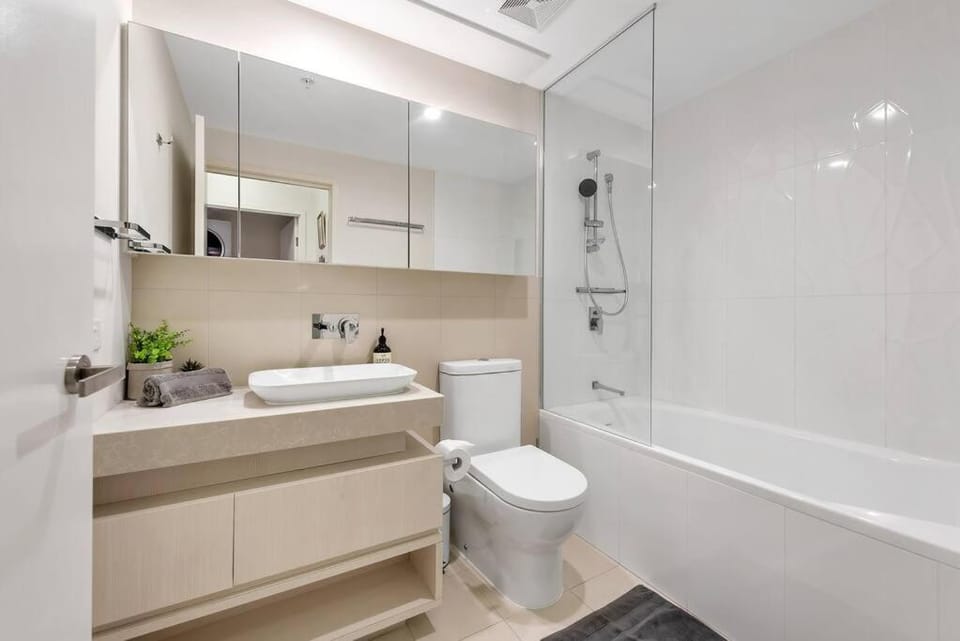 Tropical Resort ~ 2 Bed/2 Bath/1 Car ~ West End Apartment in Brisbane