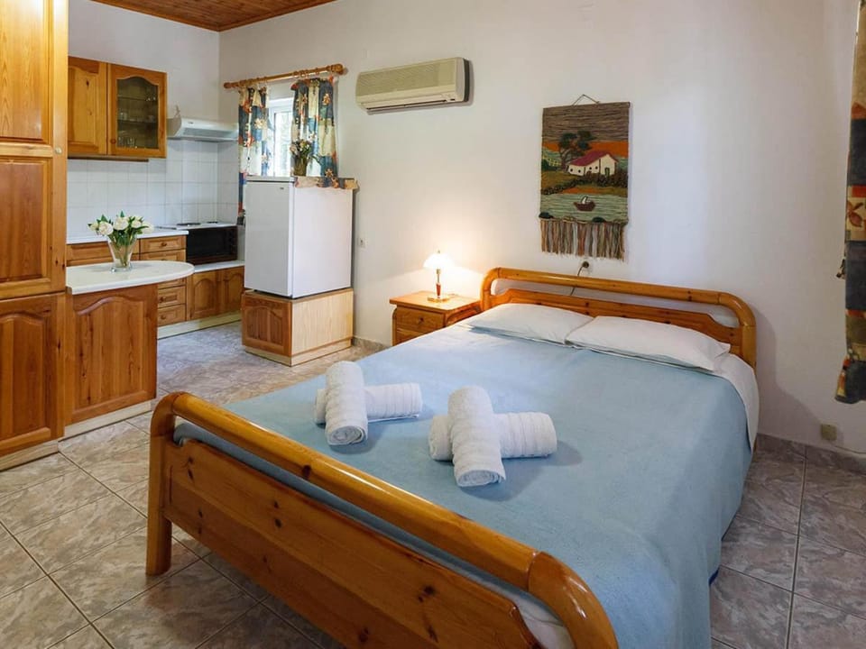 Bed, towels, air conditioner