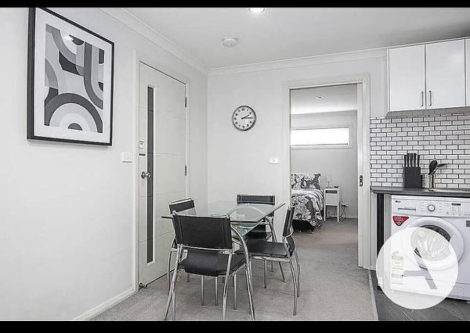 Modern cottage central location House in Canberra