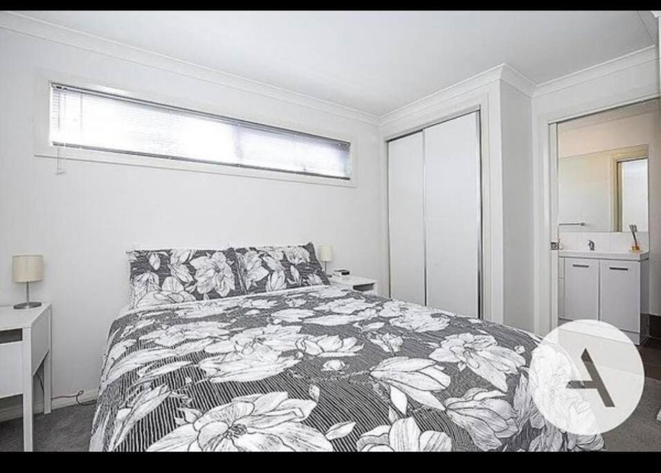 Modern cottage central location House in Canberra