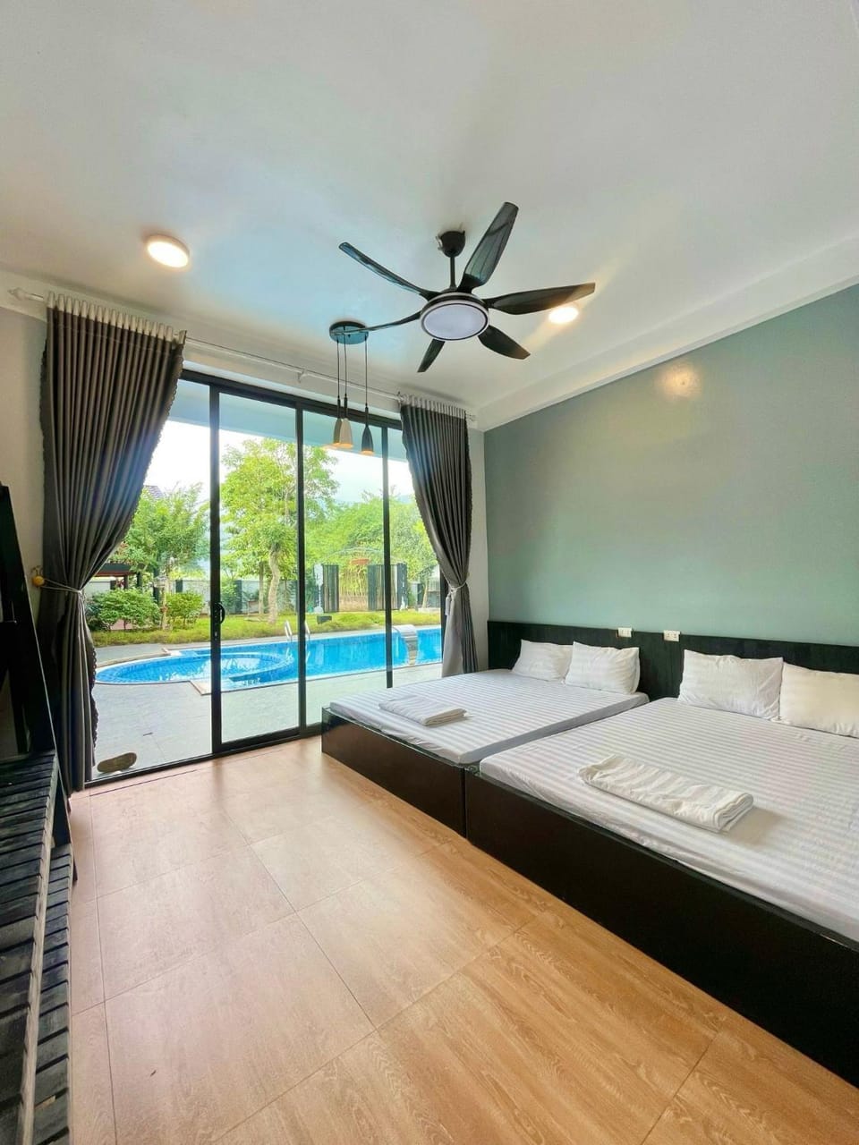 Bed, Bedroom, Swimming pool