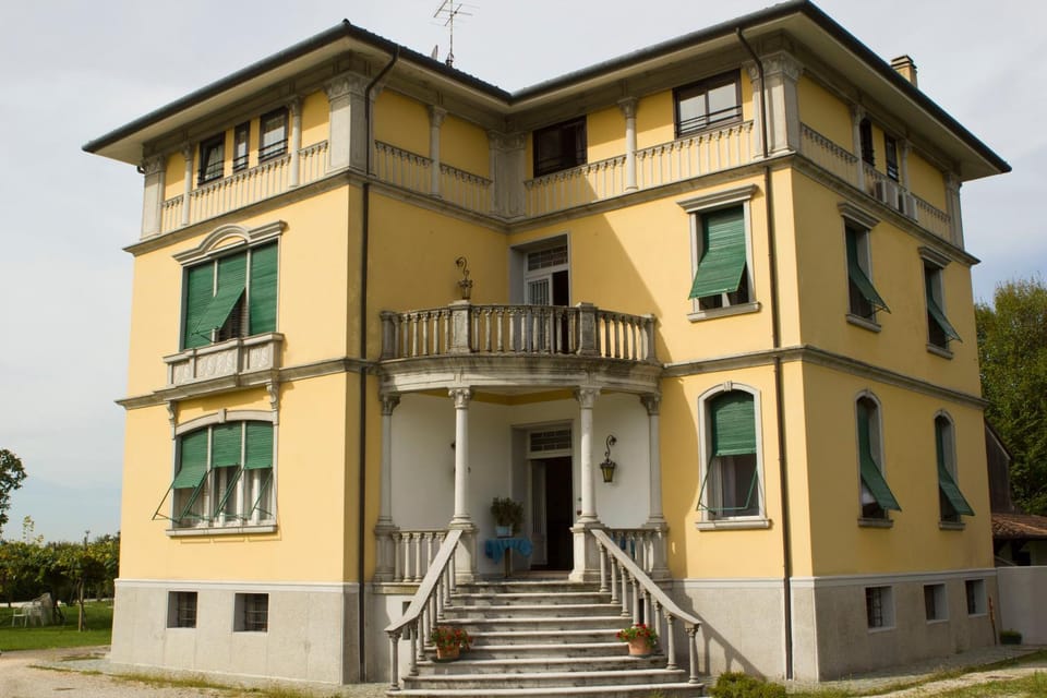 Property building, Facade/entrance, Day