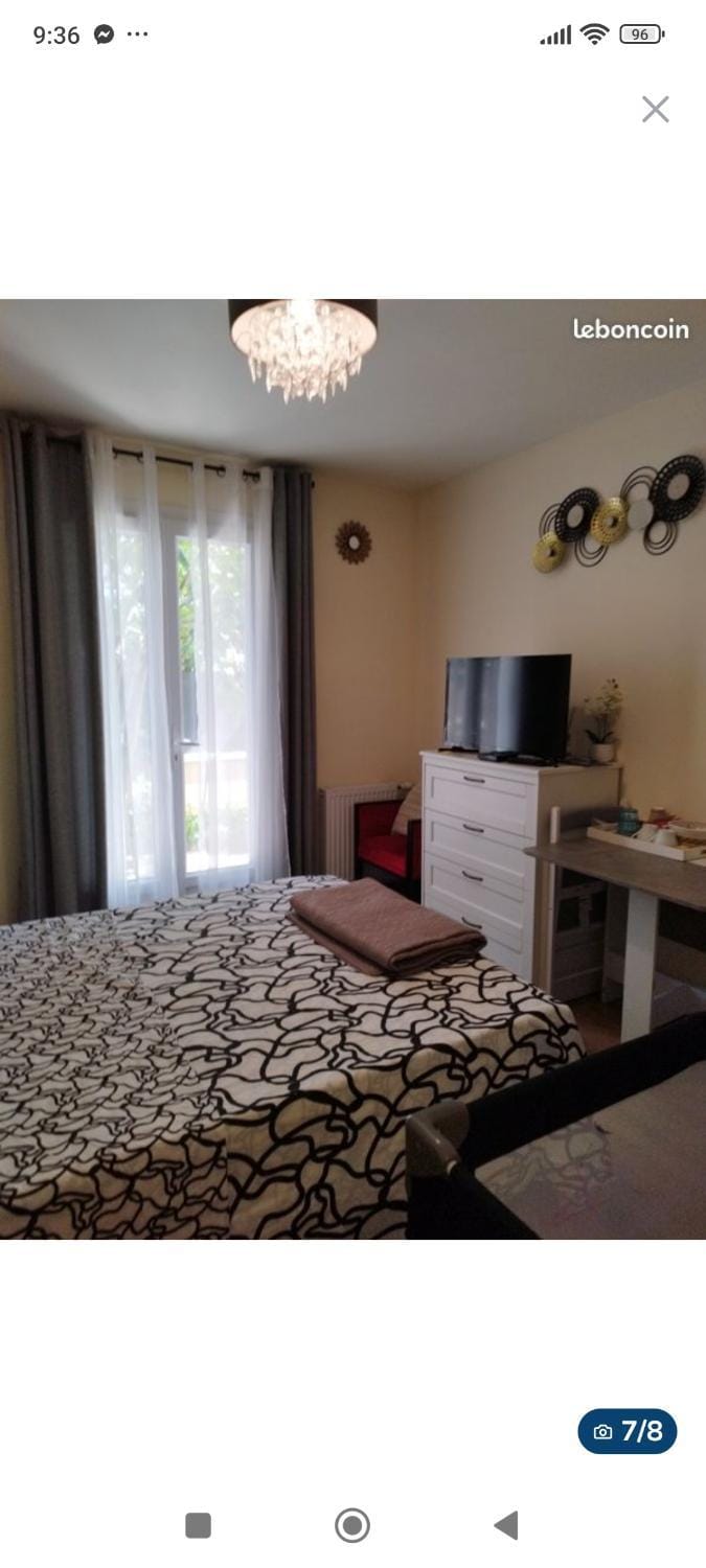 Photo of the whole room, Bedroom