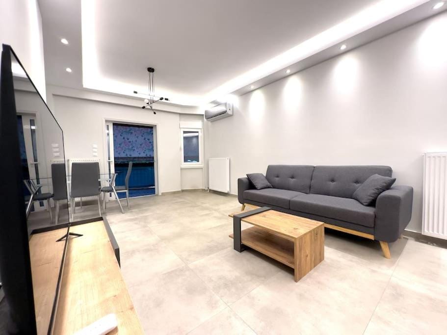 TV and multimedia, Living room, Seating area, Evening entertainment, air conditioner