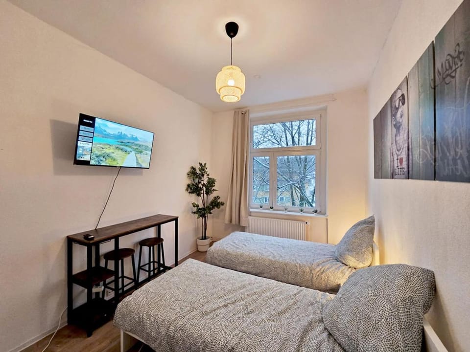 Bed, TV and multimedia, Photo of the whole room, Bedroom