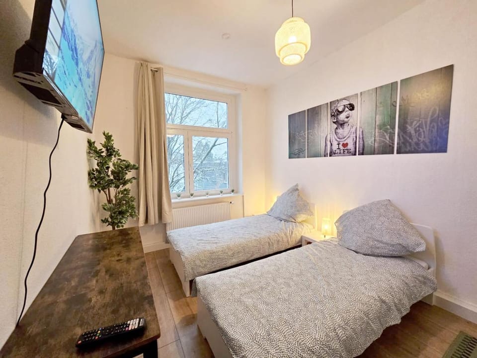 Bed, TV and multimedia, Photo of the whole room, Bedroom