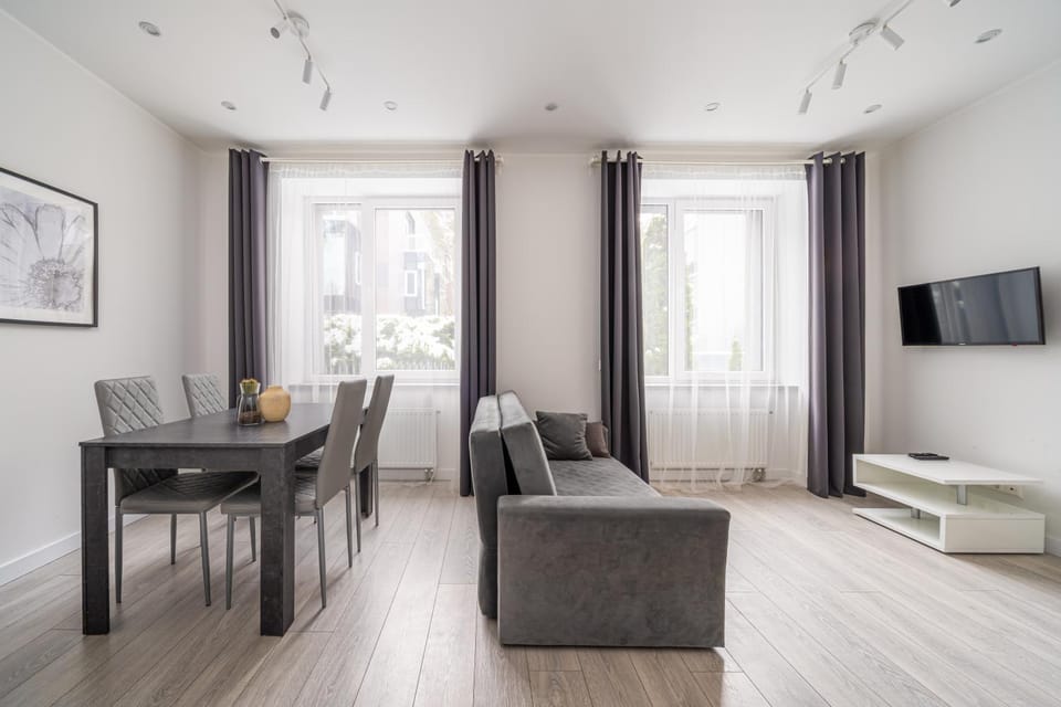 TV and multimedia, Living room, Seating area, Dining area, Evening entertainment
