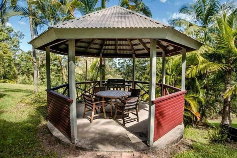 Birdsong Train Carriage Cabin with Outdoor Bath Cabin in Palmwoods