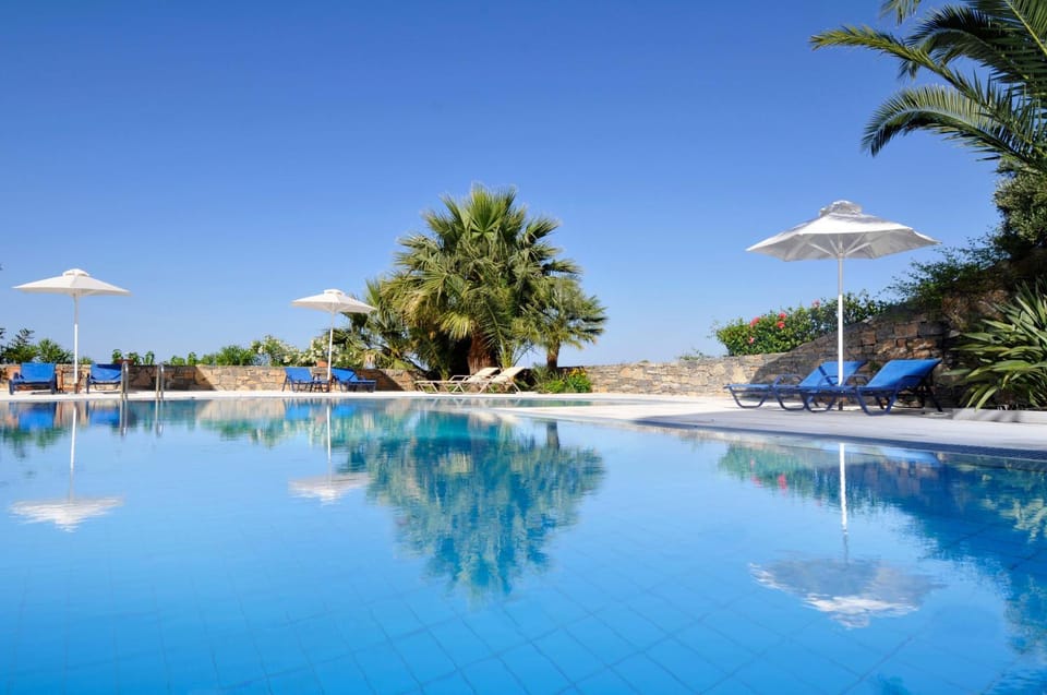 Swimming pool, sunbed