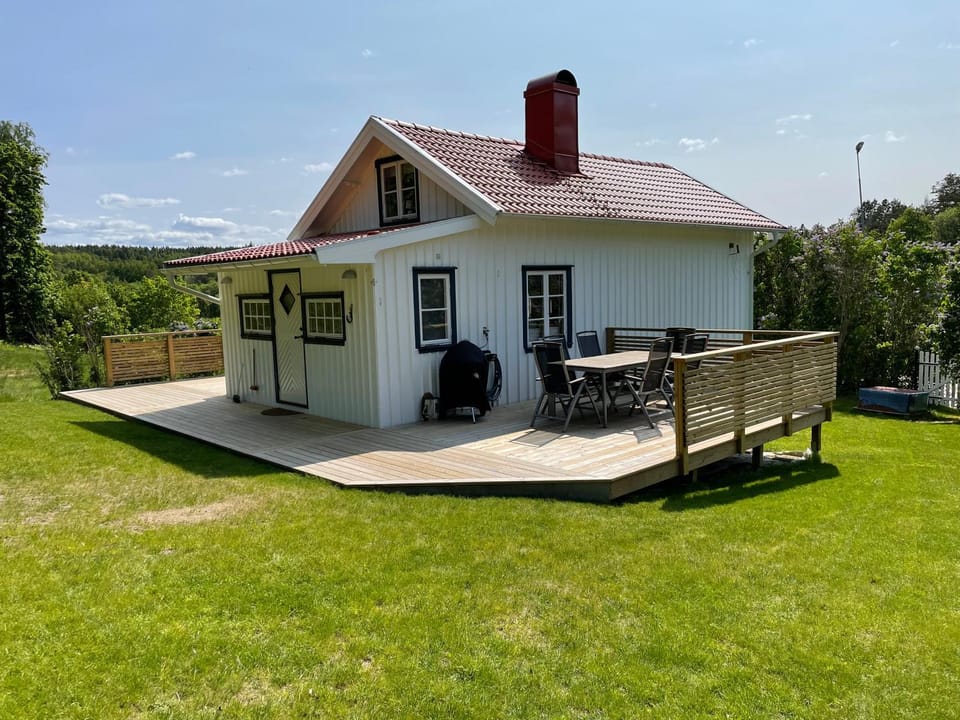 Property building, Patio, Spring, Garden, Garden view