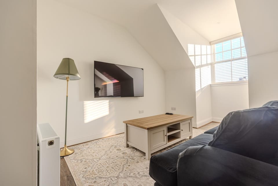 TV and multimedia, Living room, Seating area, Evening entertainment