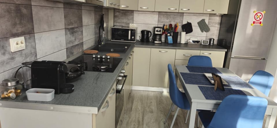 Coffee/tea facilities, Dining area, microwave, oven, stove, toaster, kitchen