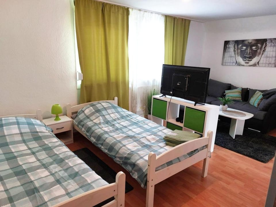 Bed, TV and multimedia, Photo of the whole room, Bedroom