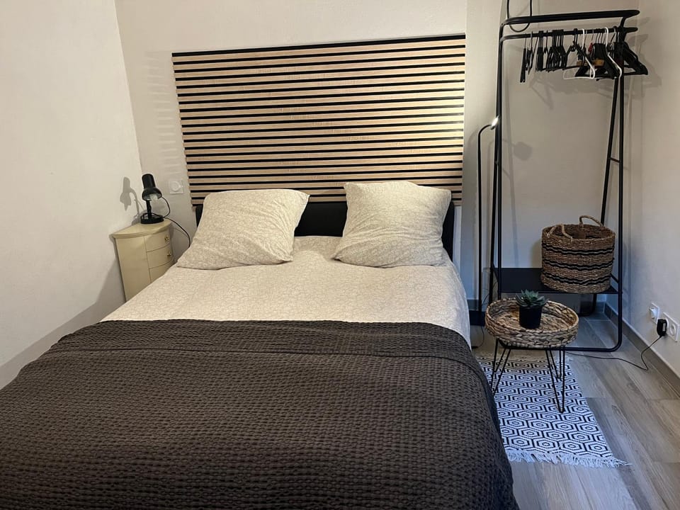 Photo of the whole room, Bedroom