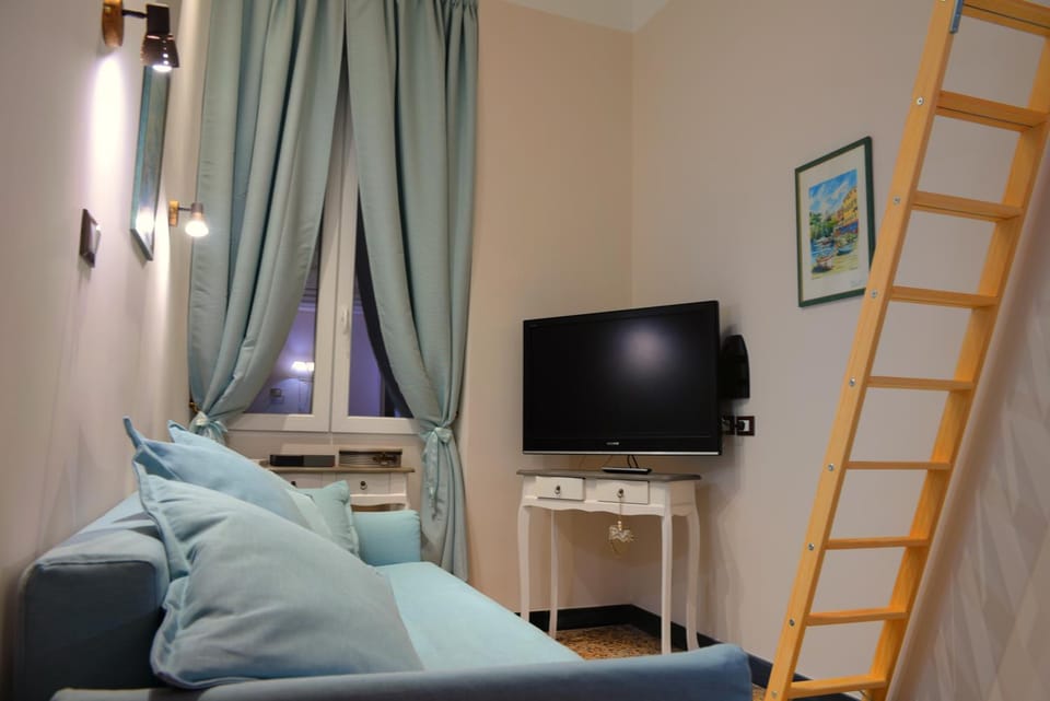 Communal lounge/ TV room, TV and multimedia, Living room, Photo of the whole room, Seating area, hair dresser