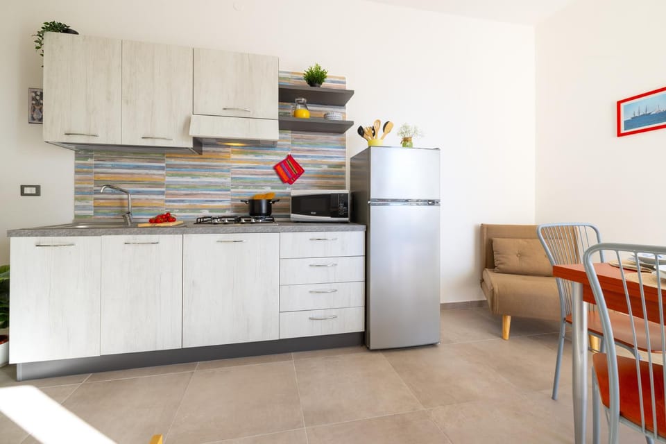Kitchen or kitchenette, Dining area, minibar, stove