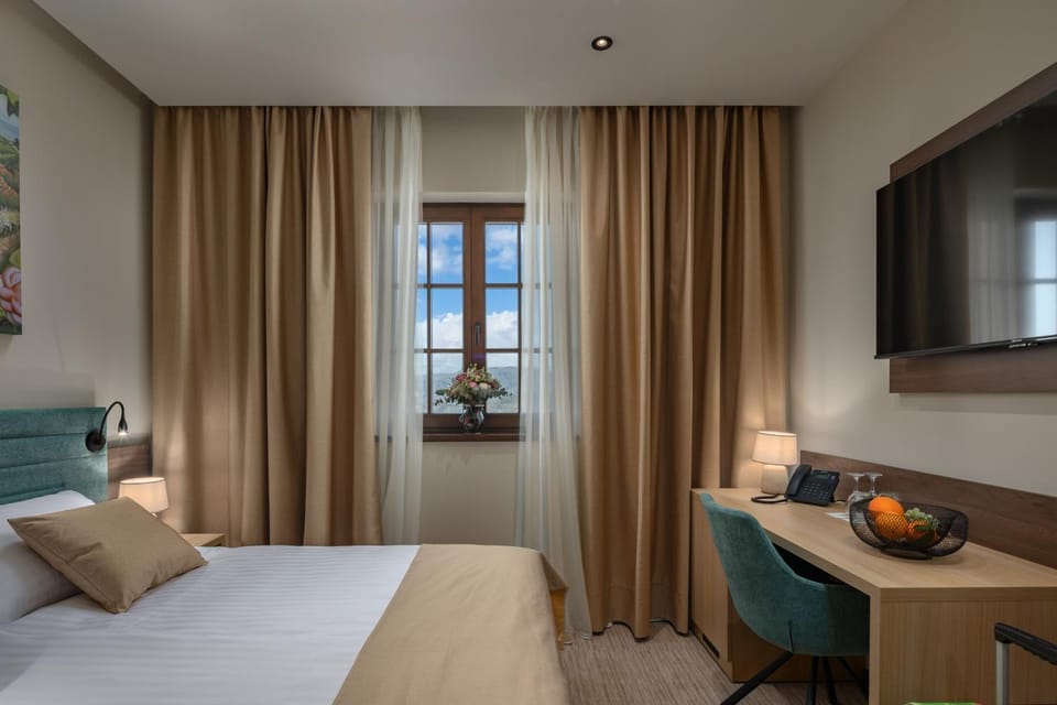 Bed, Photo of the whole room, Bedroom, hair dresser