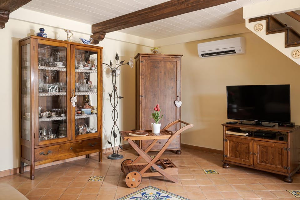 TV and multimedia, Living room, Seating area, air conditioner