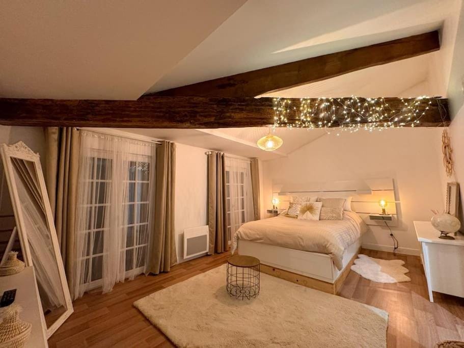 Photo of the whole room, Bedroom