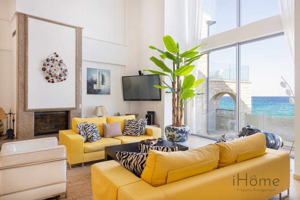 Communal lounge/ TV room, TV and multimedia, Living room, Seating area, Evening entertainment, Sea view