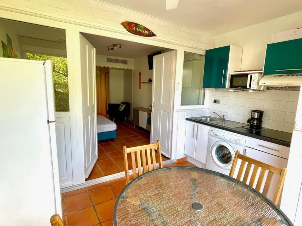 Kitchen or kitchenette, Dining area, minibar, pet friendly, stove, washing machine
