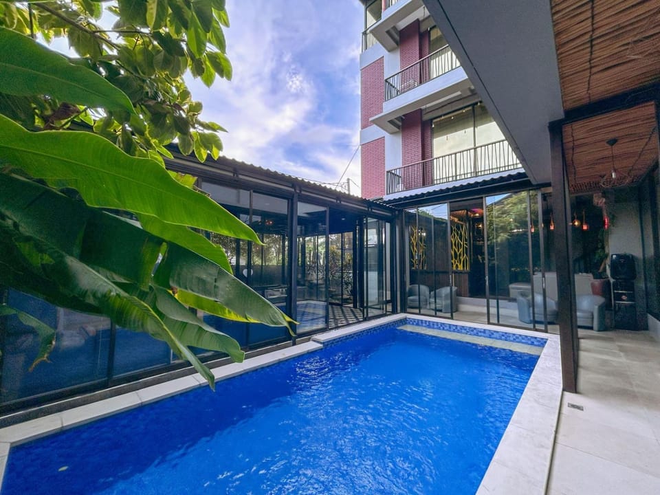 Property building, Day, Pool view, Swimming pool