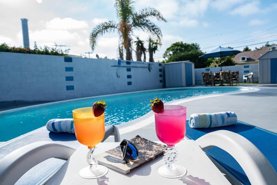 Swimming pool, sunbed