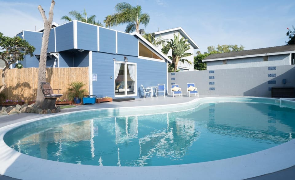 Property building, Day, Pool view, Swimming pool, sunbed