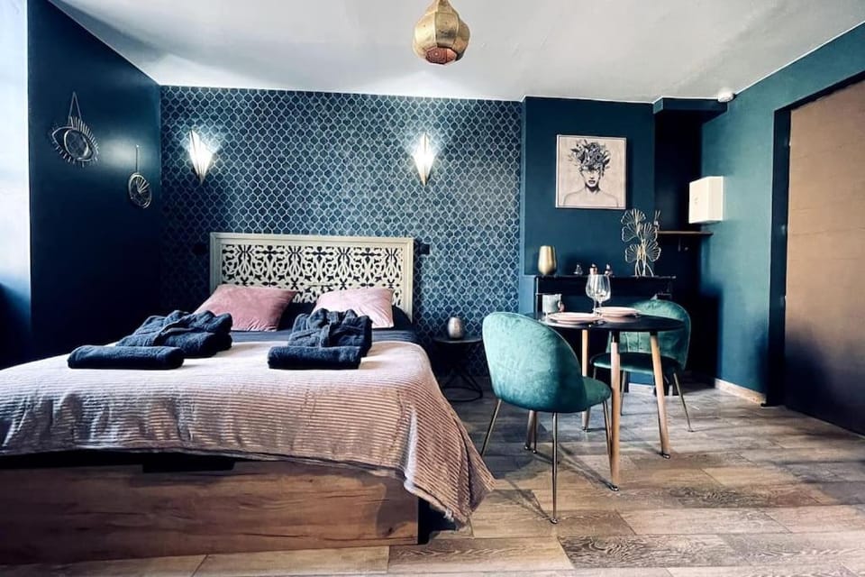 Love Room L' Orientale / Jacuzzi / Sauna Apartment in Île-de-France