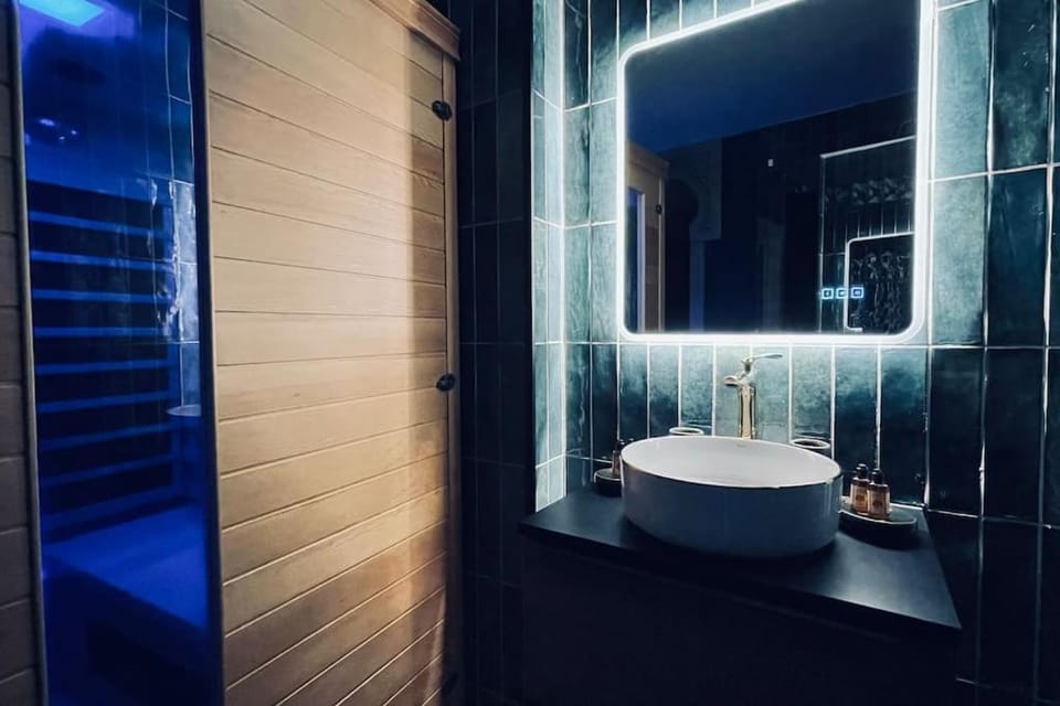Love Room L' Orientale / Jacuzzi / Sauna Apartment in Île-de-France