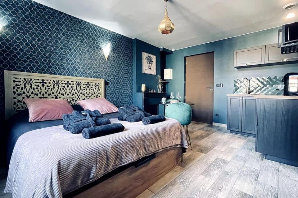 Love Room L' Orientale / Jacuzzi / Sauna Apartment in Île-de-France