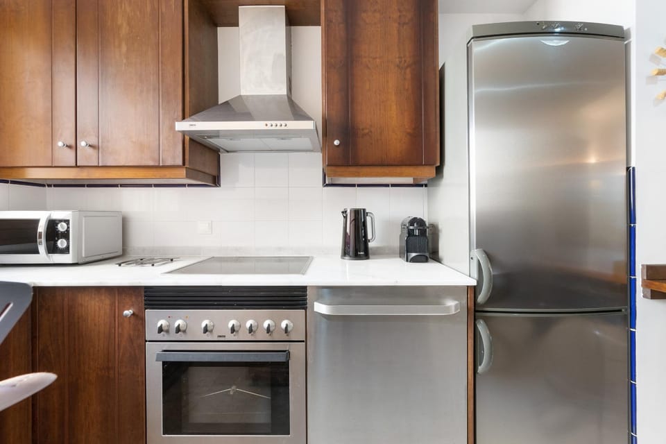 Coffee/tea facilities, Kitchen or kitchenette, oven, stove
