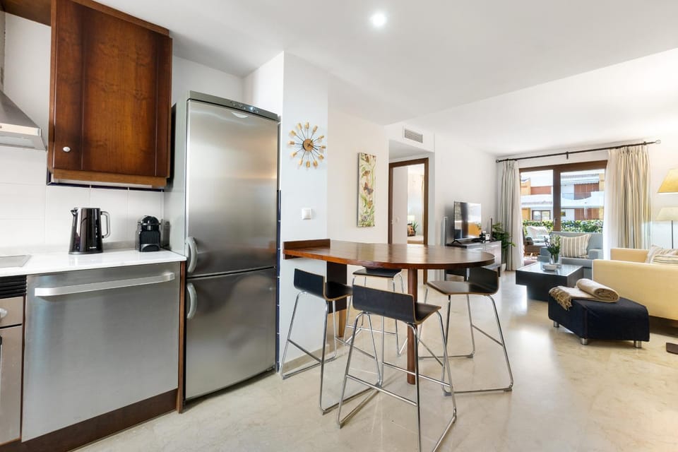 Coffee/tea facilities, Kitchen or kitchenette, Living room, Dining area