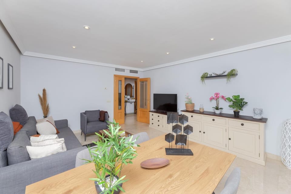 TV and multimedia, Living room, Seating area, Dining area, air conditioner