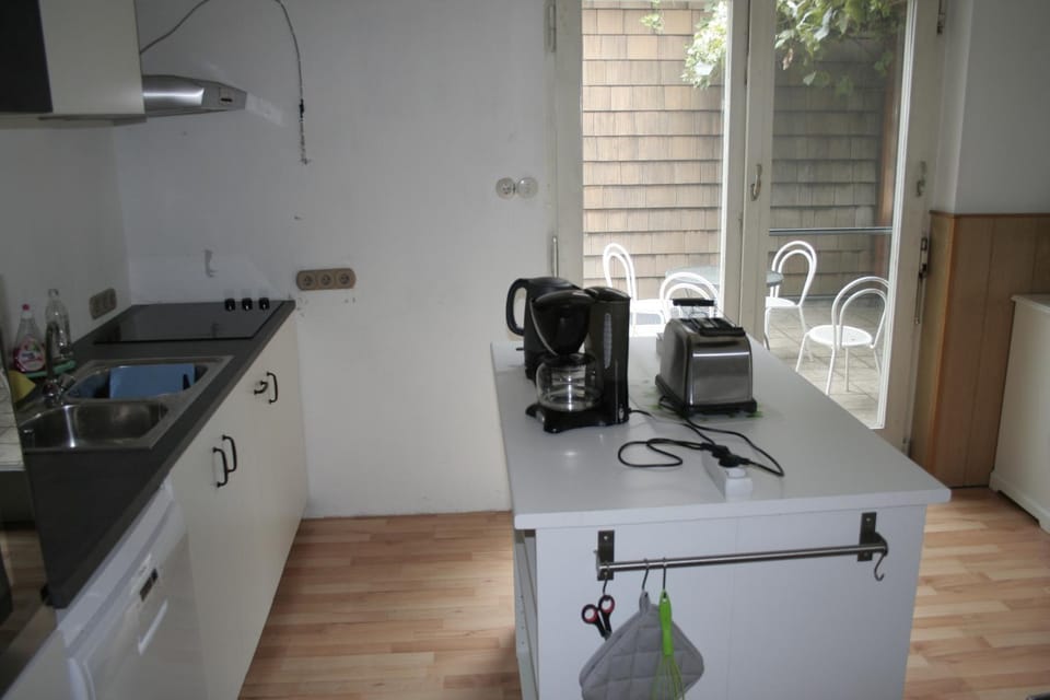 Coffee/tea facilities, Kitchen or kitchenette, dishwasher, stove, toaster