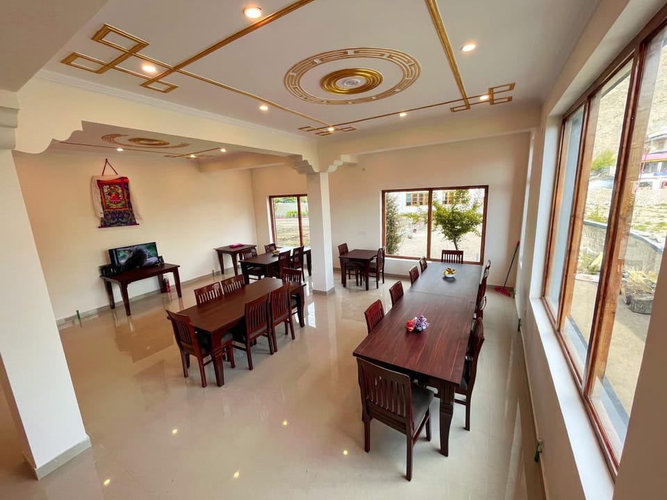 Restaurant/places to eat, Living room, Banquet/Function facilities, Seating area, Dining area