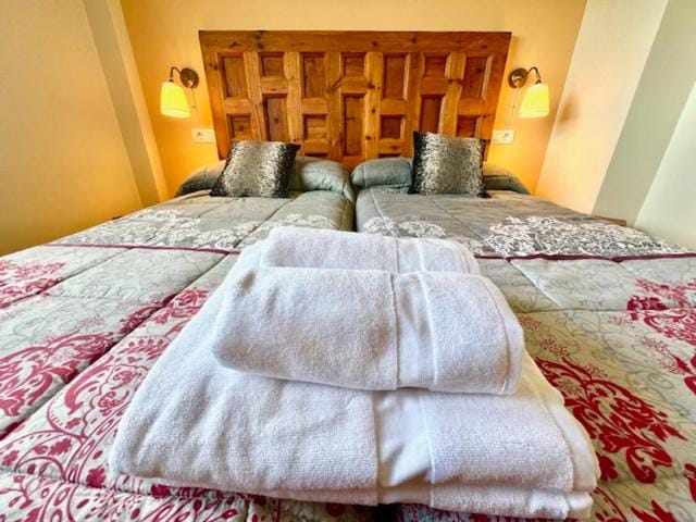 Bed, Bedroom, towels