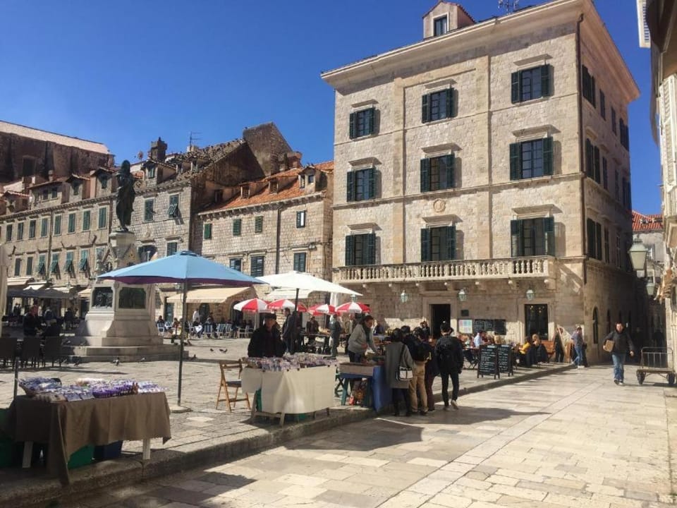 Nearby landmark, Day, People, Food and drinks, Food, City view, Location