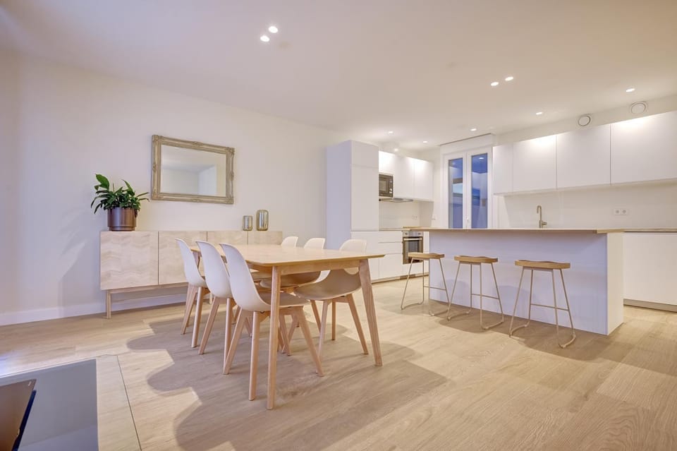 Kitchen or kitchenette, Dining area