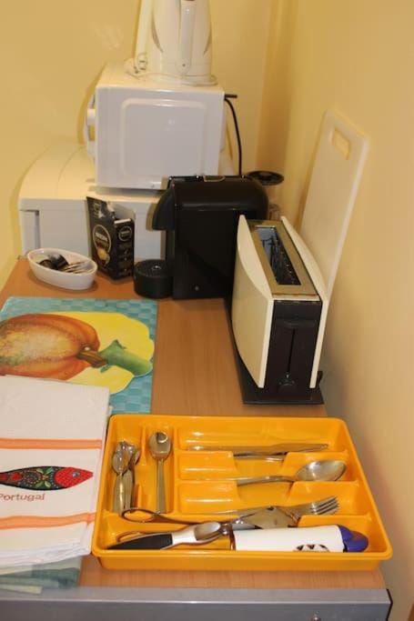 minibar, toaster